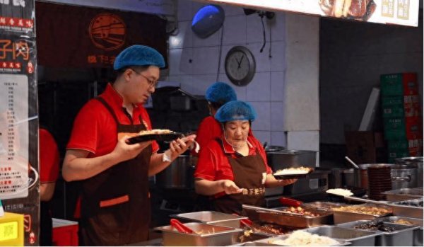 盈配资 新兴服务业市场扩容让更多中小商家直接受益：淘宝闪购上小店收入增长近一倍